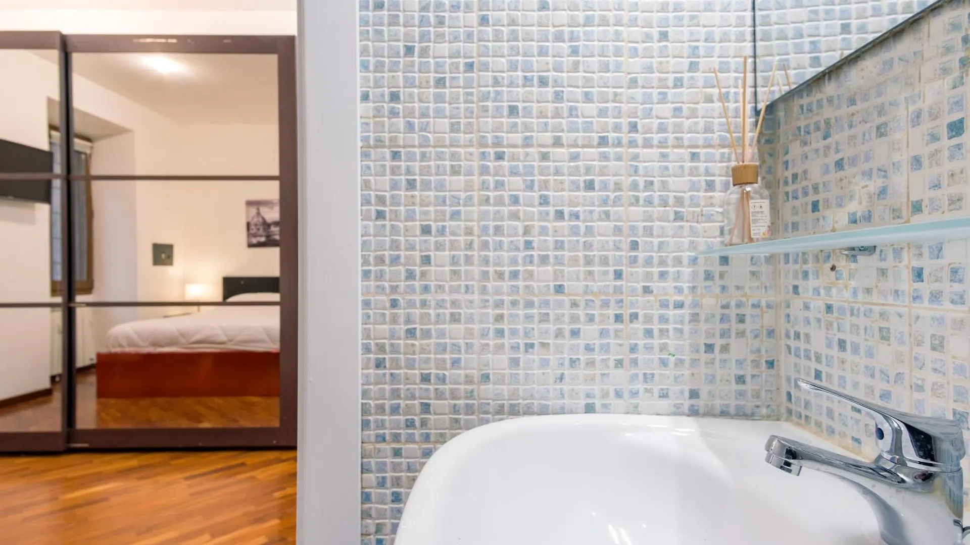 Elegantis San Giovanni Suite Apartment - Easily Get To The Historic Center, Metro, Tram And Bus Are All Nearby Roma Italia