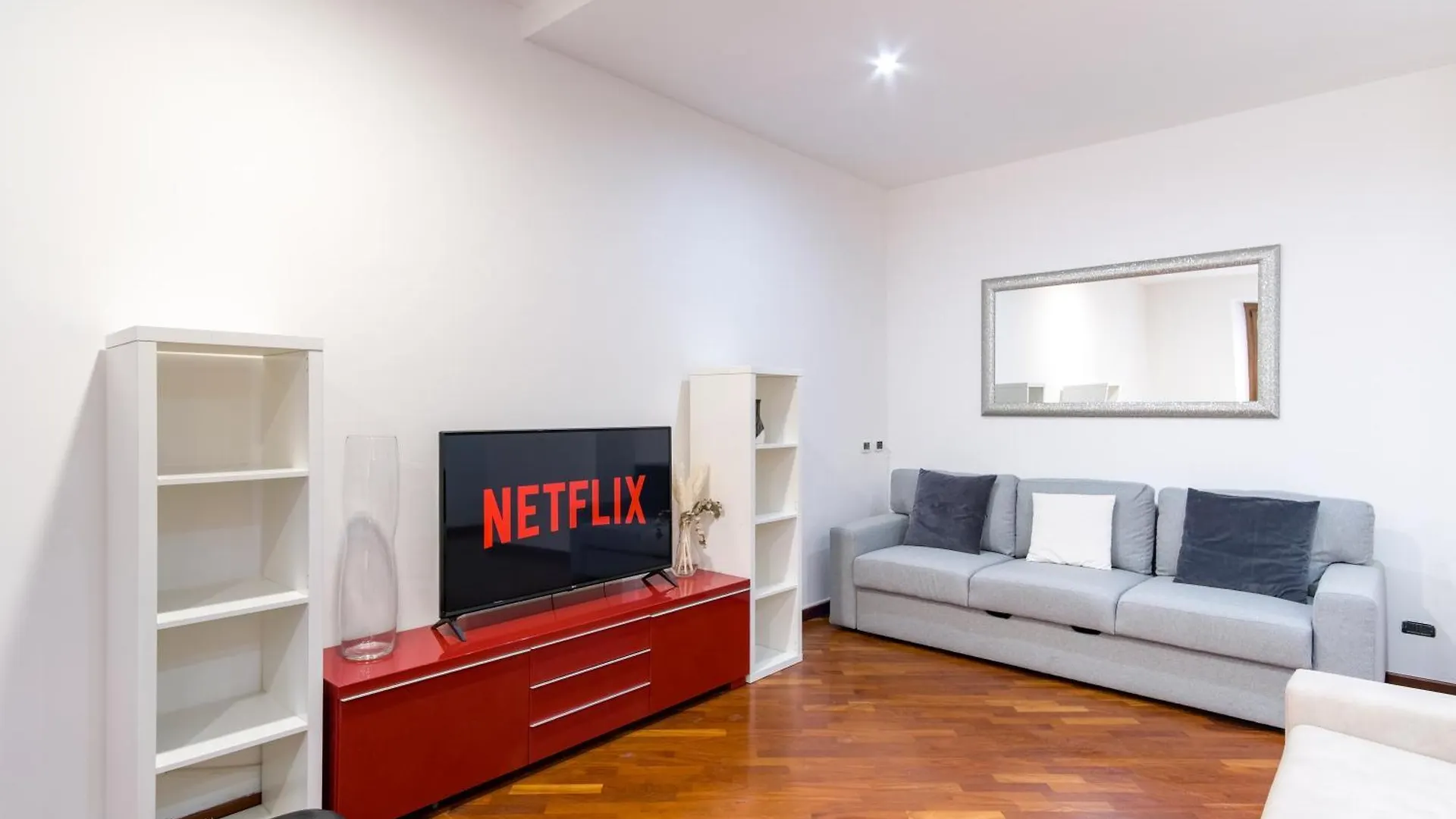 Elegantis San Giovanni Suite Apartment - Easily Get To The Historic Center, Metro, Tram And Bus Are All Nearby Roma