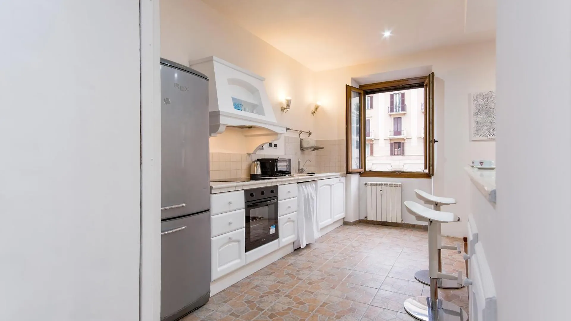Elegantis San Giovanni Suite Apartment - Easily Get To The Historic Center, Metro, Tram And Bus Are All Nearby Roma Italia