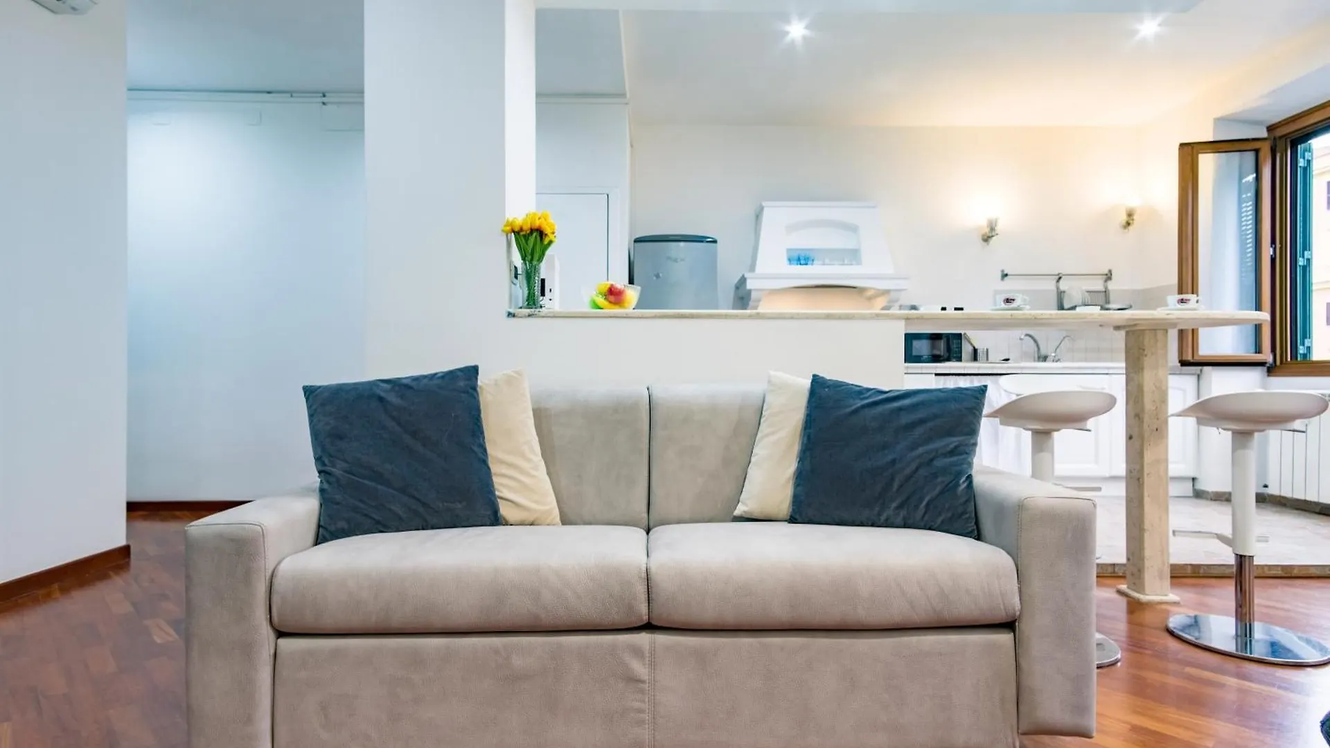 Elegantis San Giovanni Suite Apartment - Easily Get To The Historic Center, Metro, Tram And Bus Are All Nearby Roma