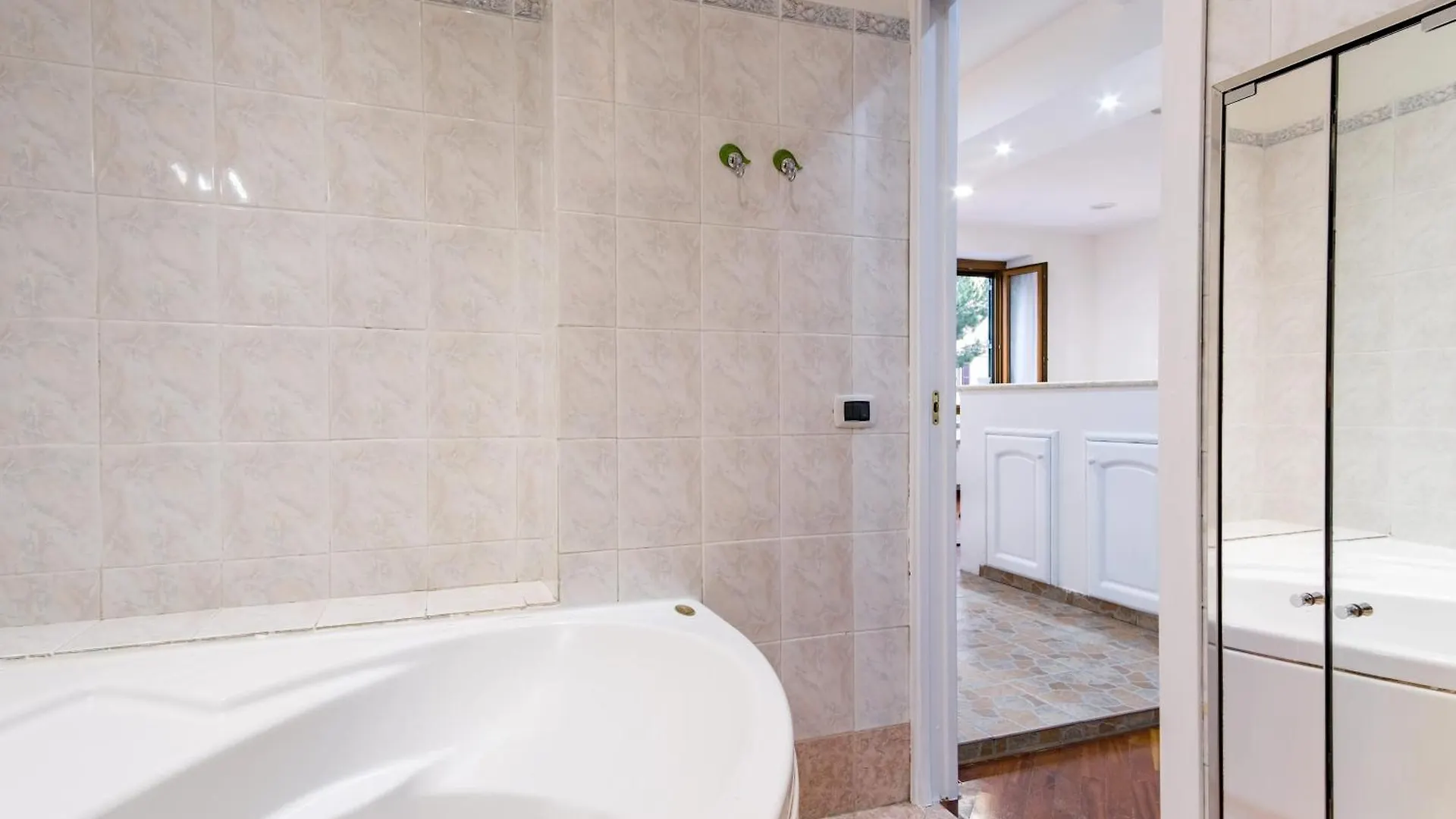 Elegantis San Giovanni Suite Apartment - Easily Get To The Historic Center, Metro, Tram And Bus Are All Nearby Roma