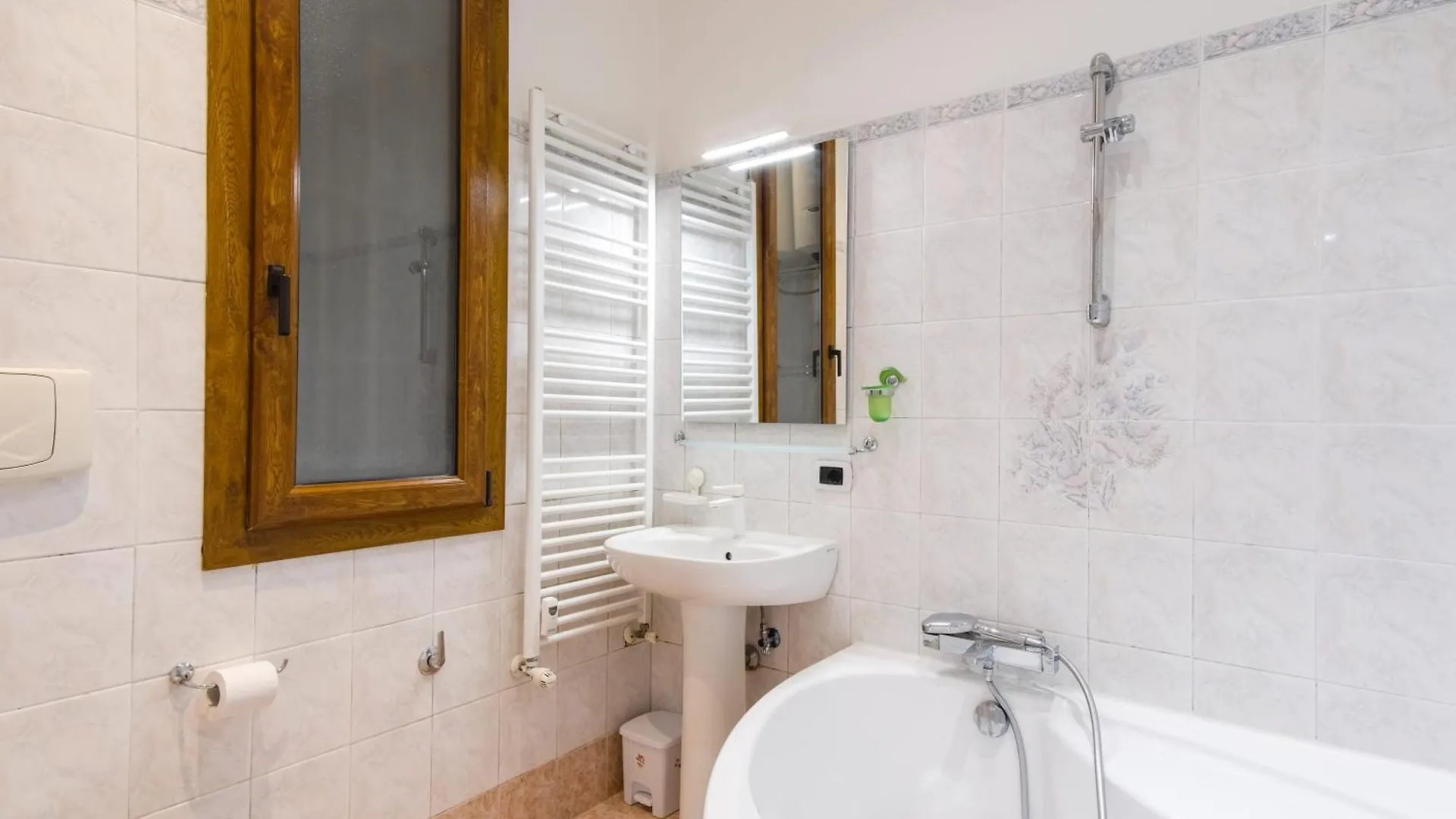 Elegantis San Giovanni Suite Apartment - Easily Get To The Historic Center, Metro, Tram And Bus Are All Nearby Roma 0*,  Italia