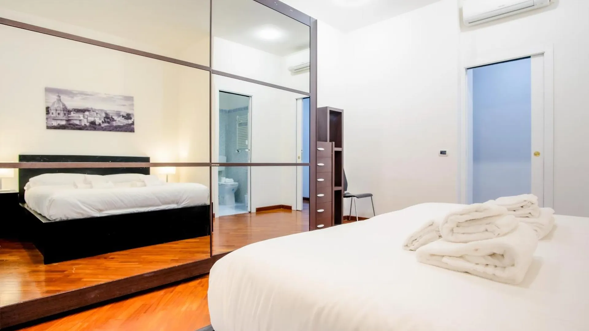 Elegantis San Giovanni Suite Apartment - Easily Get To The Historic Center, Metro, Tram And Bus Are All Nearby Roma Italia